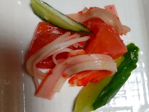 トマトときゅうりとカニカマのサラダ